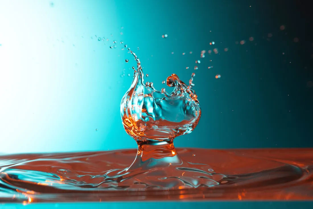 7k水滴水花壁纸｜水背景图片 - 蓝绿橙光影「哲风壁纸」