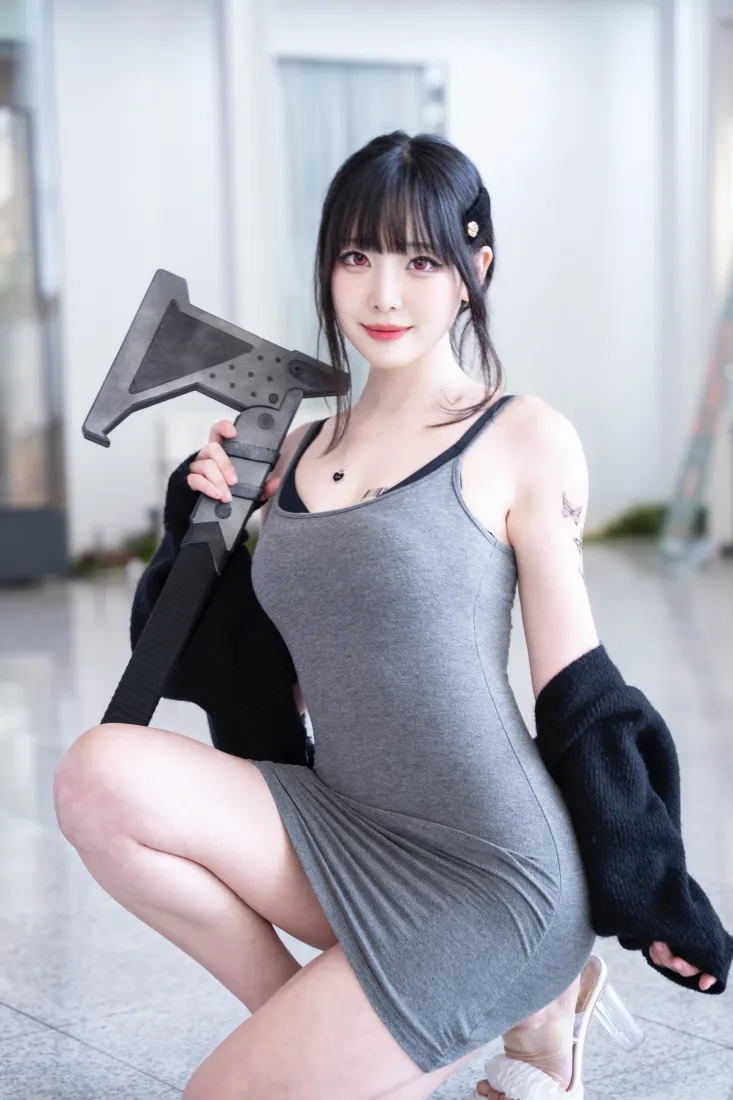 灰色吊带裙手机壁纸｜展览馆背景图片 - 角色扮演「哲风壁纸」