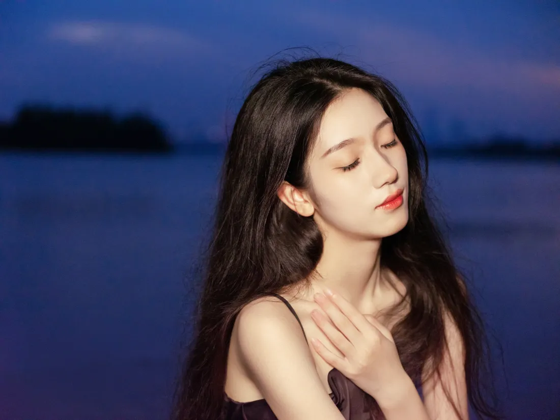 8k长发美女壁纸｜海边夜景背景图 - 紫色水面红唇「哲风壁纸」