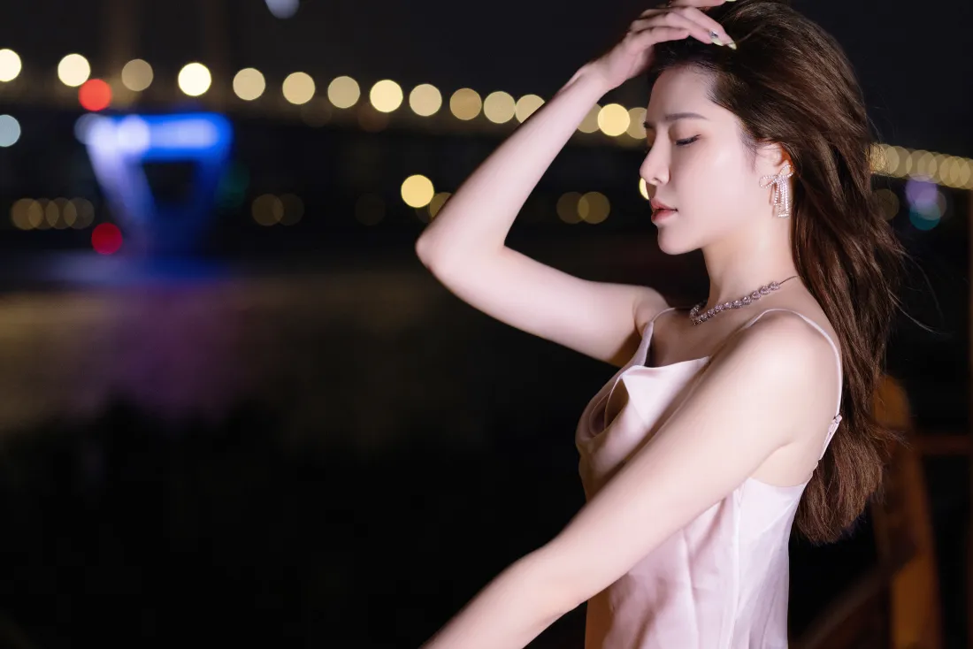 8k粉色连衣裙女性壁纸｜城市夜景背景 - 夜晚「哲风壁纸」