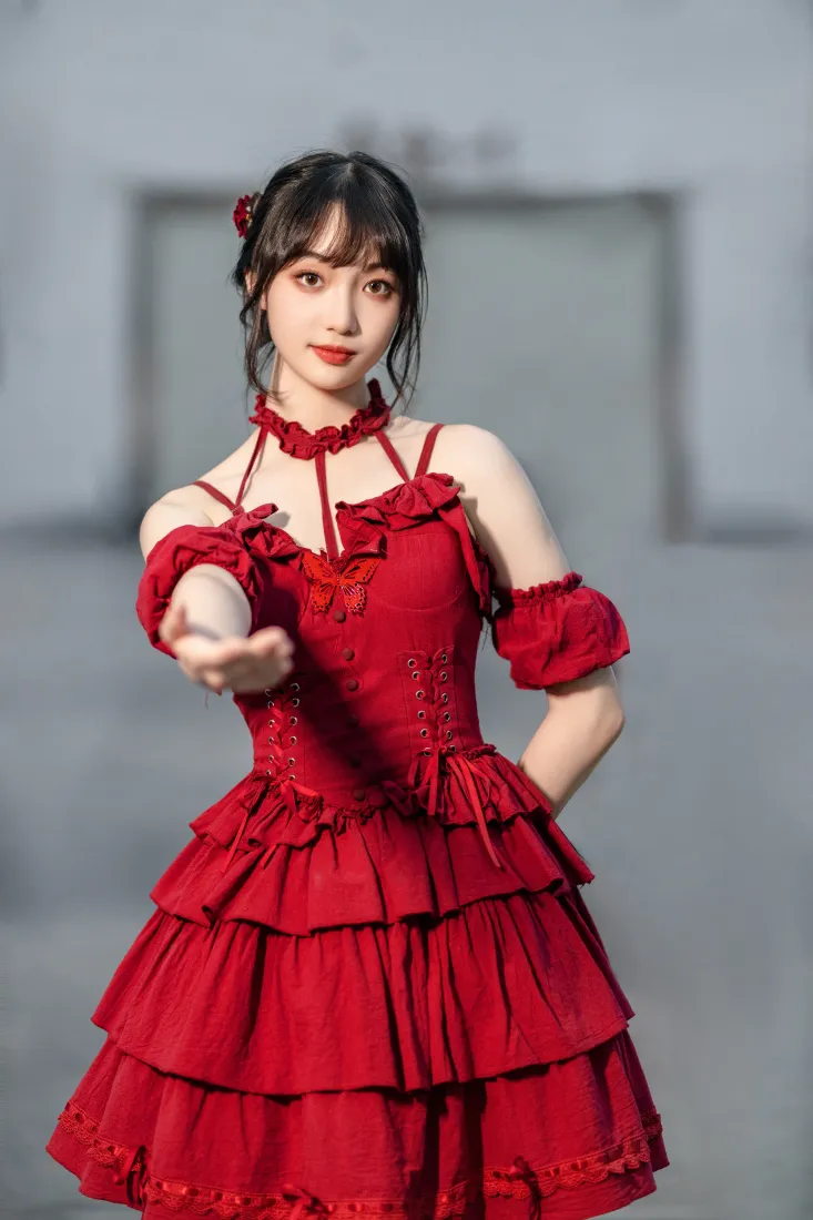 红衣洛丽塔女孩手机壁纸｜灰色建筑背景 - 红色裙子「哲风壁纸」