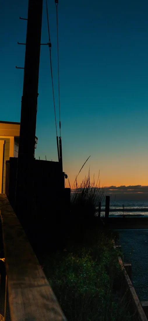 海边夕阳手机壁纸｜黄昏海岸背景图片 - 安逸氛围「哲风壁纸」