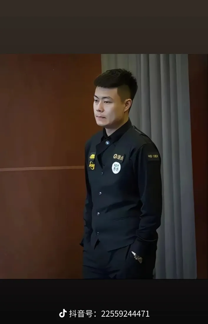 张坤鹏手机壁纸｜自由感背景图片 - 黑色制服「哲风壁纸」