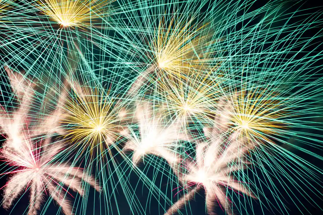 5k烟花壁纸｜夜空背景图片 - 绚烂绿色烟火「哲风壁纸」