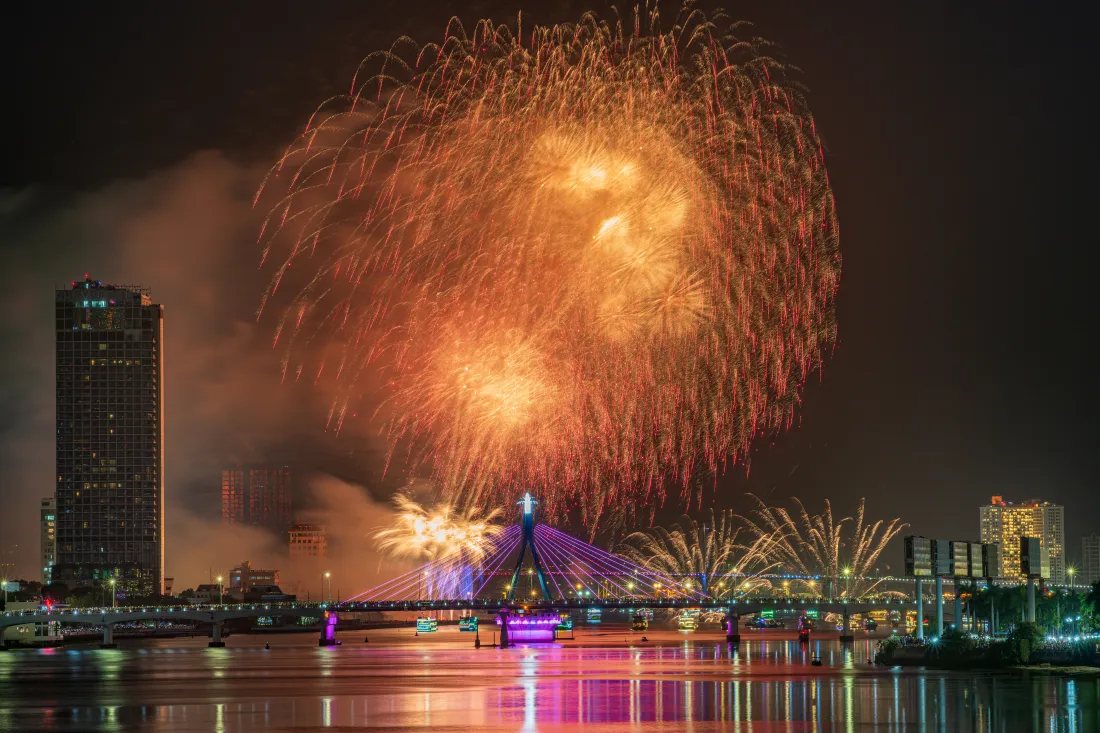8k城市烟花壁纸｜夜景背景图片 - 河流高楼桥梁「哲风壁纸」