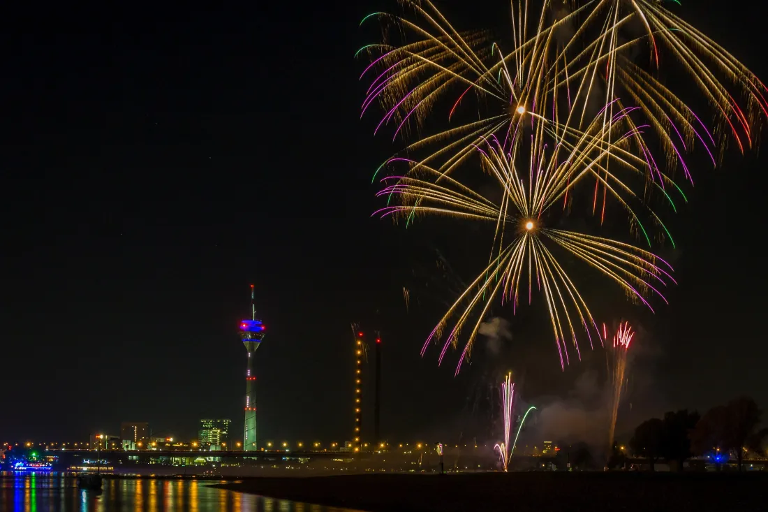 4k城市烟花壁纸｜城市夜景背景图片 - 电视塔烟花夜景「哲风壁纸」