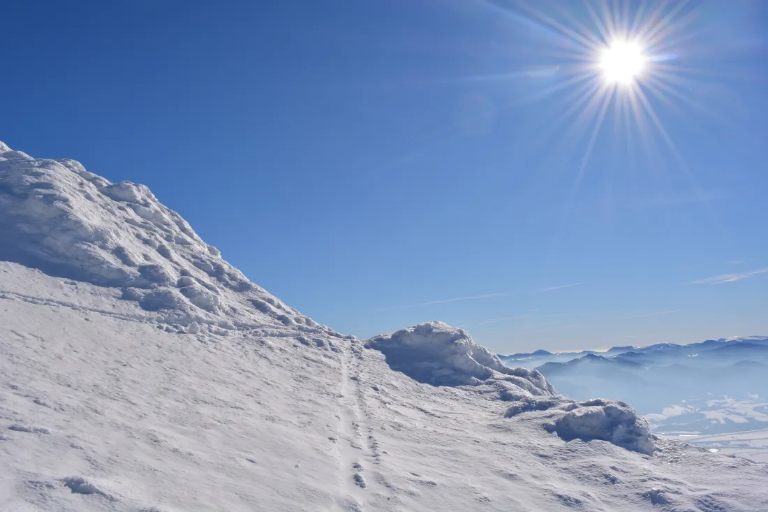 6k雪山雪地壁纸｜蓝天太阳背景 - 脚印云海「哲风壁纸」