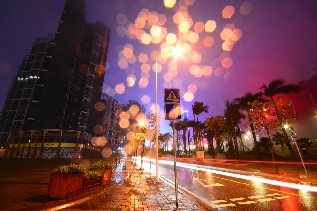 6k城市夜景壁纸｜雨夜马路面图片 - 紫天车轨光斑「哲风壁纸」