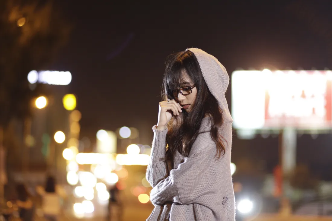 5k戴眼镜女孩壁纸｜城市夜景背景图片 - 在路上「哲风壁纸」