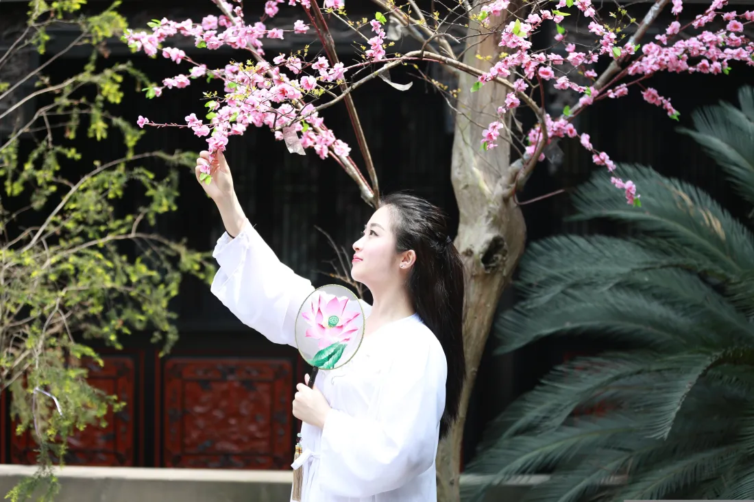 5k古风女子壁纸｜梅花庭院背景图片 - 汉服扇子绿植「哲风壁纸」