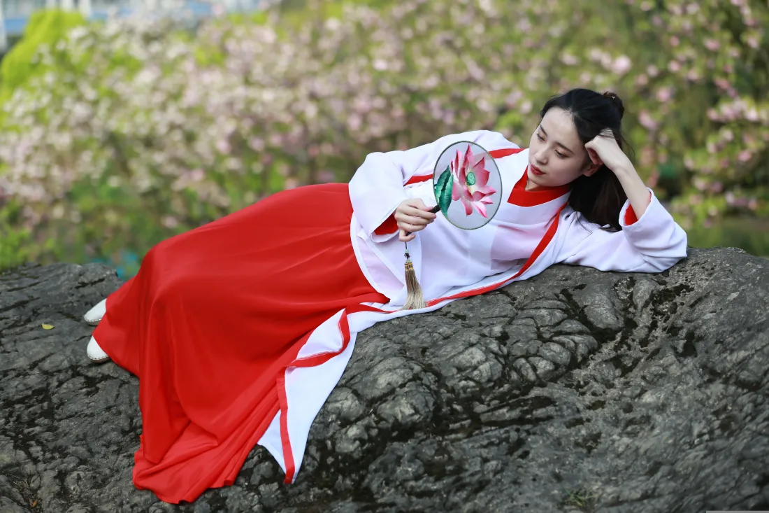 5k汉服美女壁纸｜户外花树背景图片 - 古风写真「哲风壁纸」