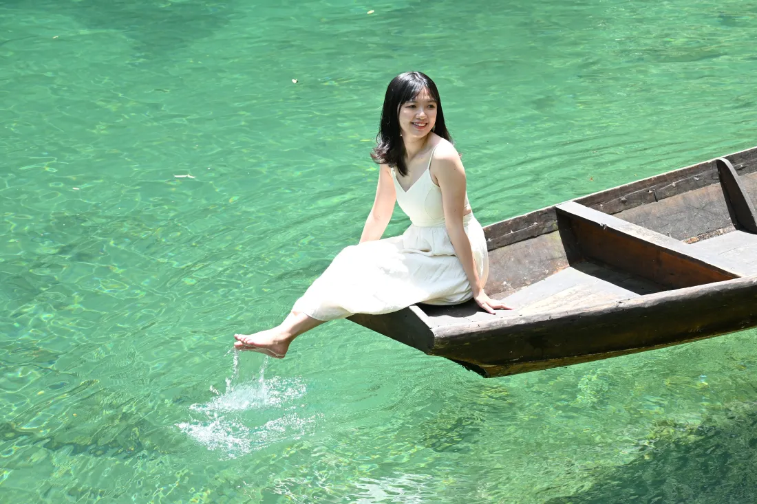 6k女孩戏水壁纸｜自然背景图片 - 绿色清水白裙木船「哲风壁纸」