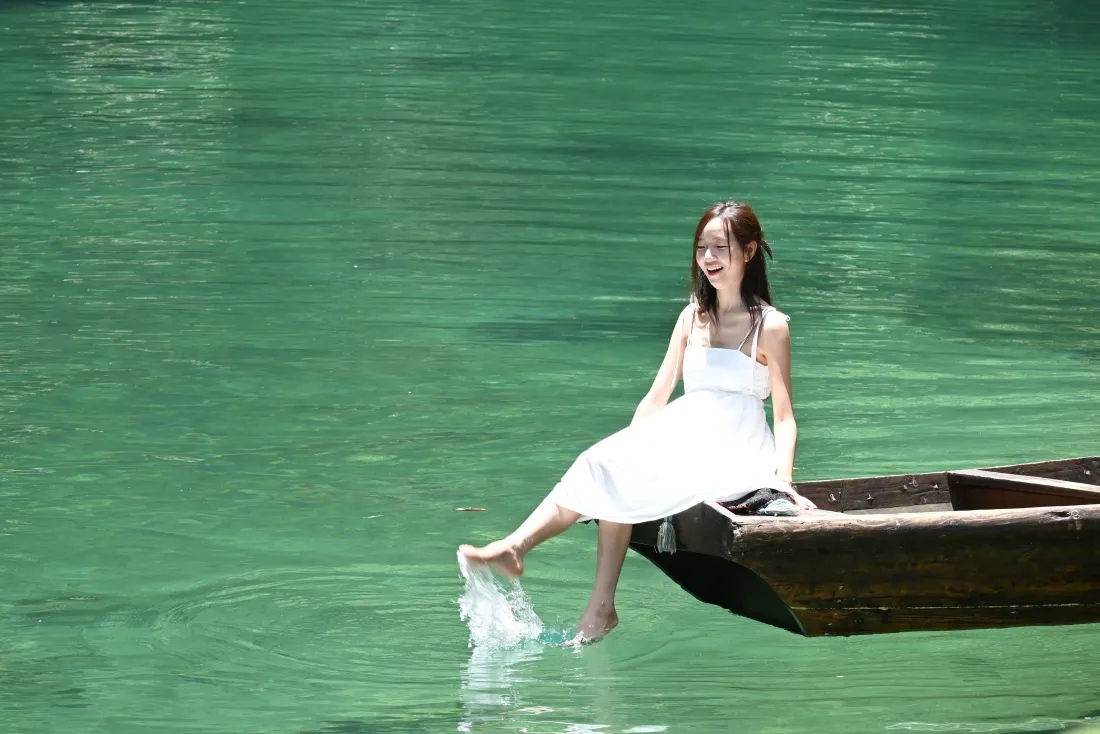 5k白衣女孩壁纸｜清水背景图片 - 木船湖水绿色「哲风壁纸」