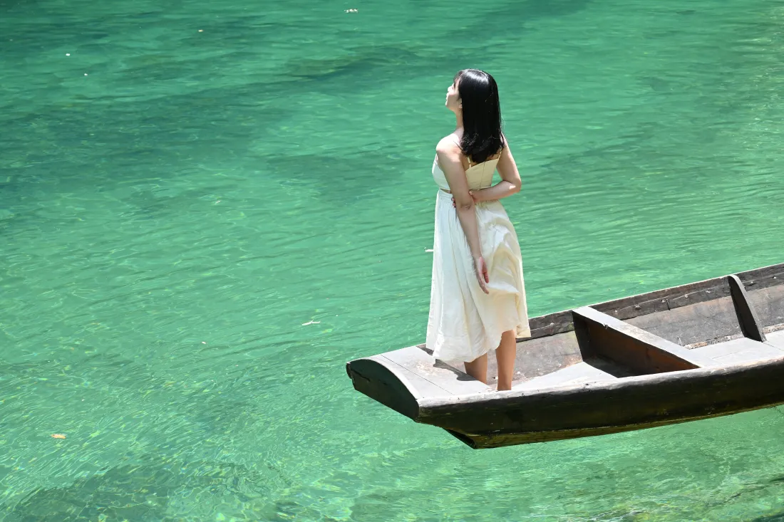 6k白衣女子壁纸｜清水背景图片 - 绿色水域木船「哲风壁纸」