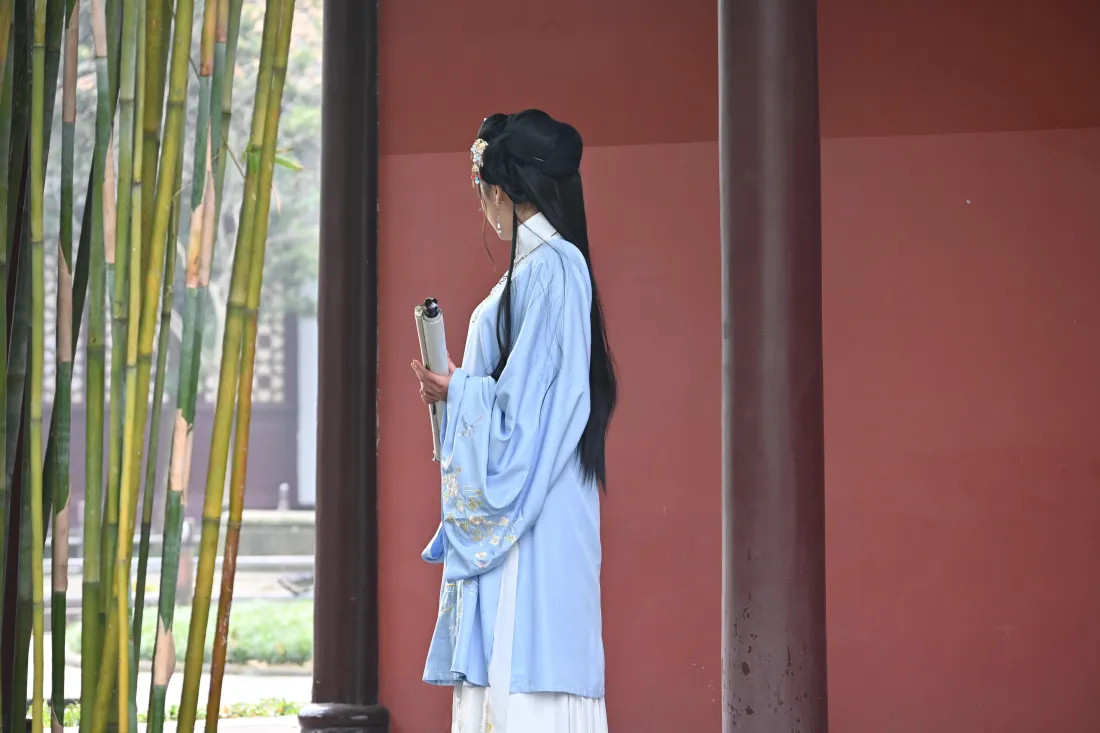6k古装女子壁纸｜古风背景图片 - 蓝汉服红墙竹林「哲风壁纸」