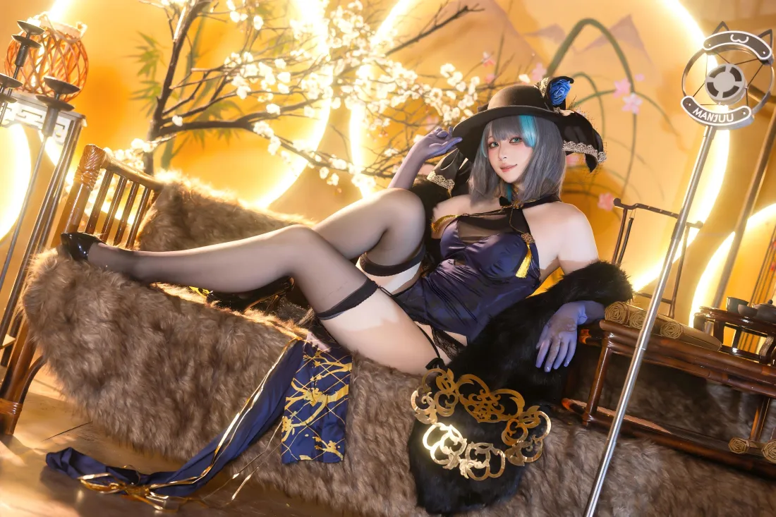 4k女巫装coser壁纸｜暖黄日式背景 - 黑丝长腿「哲风壁纸」