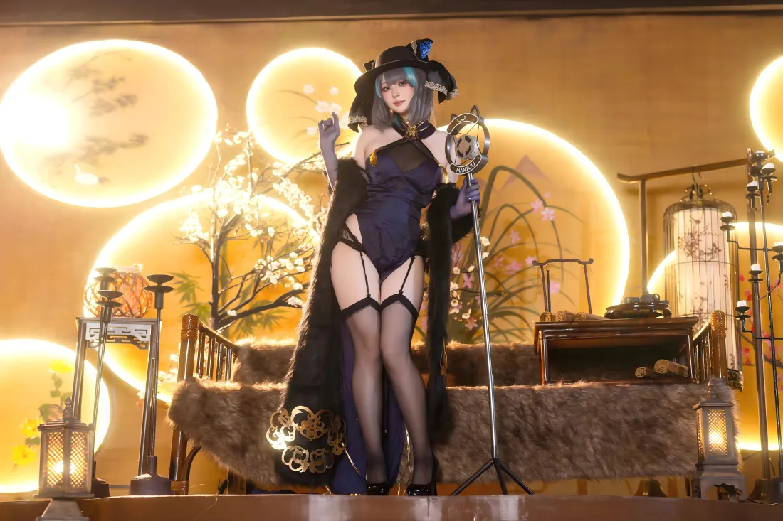 8k黑丝长腿女巫cos壁纸｜暖黄复古背景图 - 性感紧身衣「哲风壁纸」