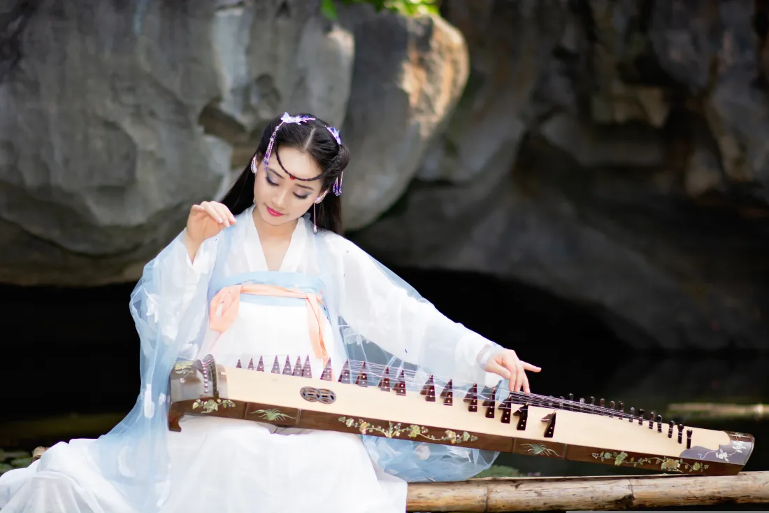 6k古风女子古筝壁纸｜自然风景背景 - 绿色的旋律「哲风壁纸」