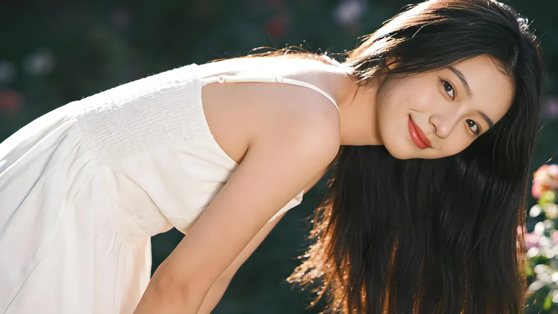 5k白衣少女壁纸｜户外花草背景 - 长发如瀑美女「哲风壁纸」