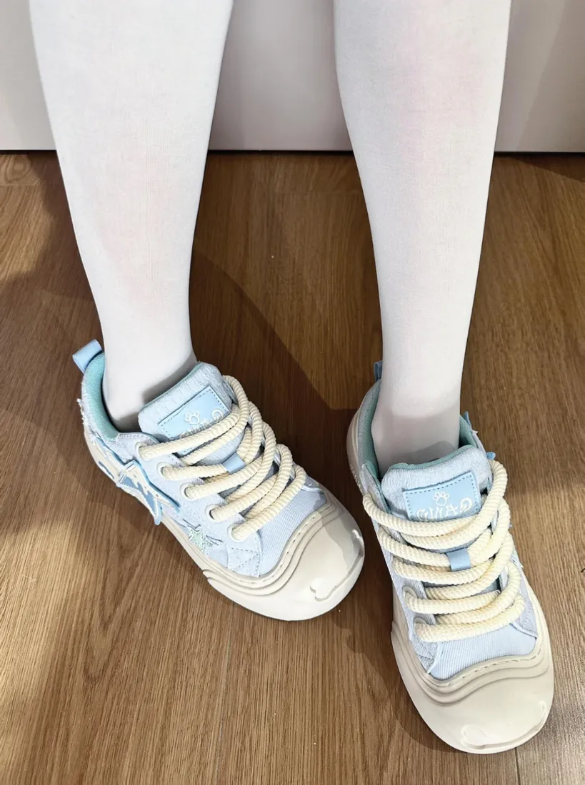 大头鞋厚白手机壁纸｜木地板背景 - 白色丝袜「哲风壁纸」