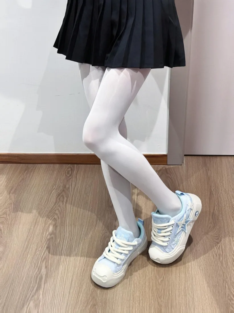 黑色短裙厚白丝袜手机壁纸｜室内背景 - 大头鞋木地板「哲风壁纸」