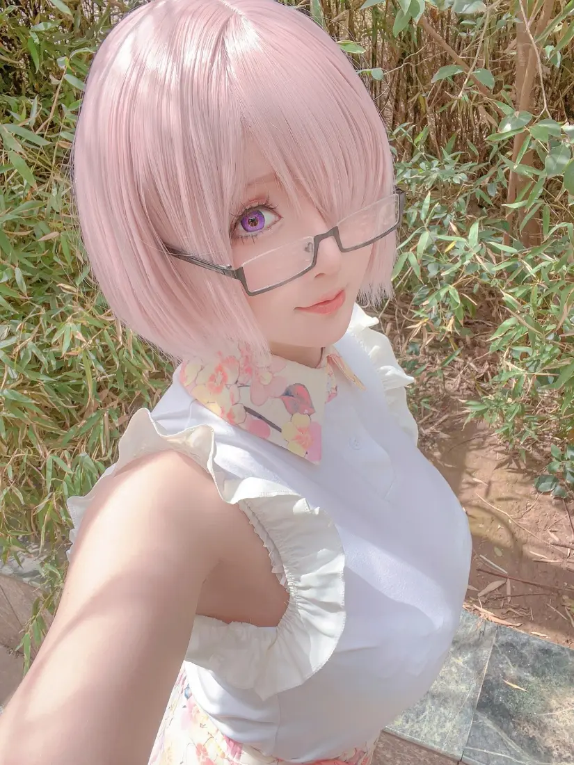 玛修·基列莱特手机壁纸｜户外背景 - 阳光粉色短发cos「哲风壁纸」