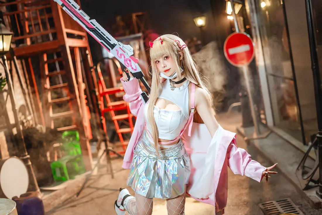 （金发少女cos手机壁纸｜工厂夜景图片 - 粉色外套）「哲风壁纸」