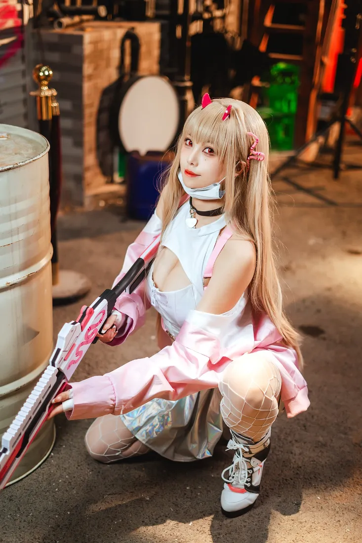 双马尾粉色coser手机壁纸｜工厂背景 - 二次元武器少女「哲风壁纸」