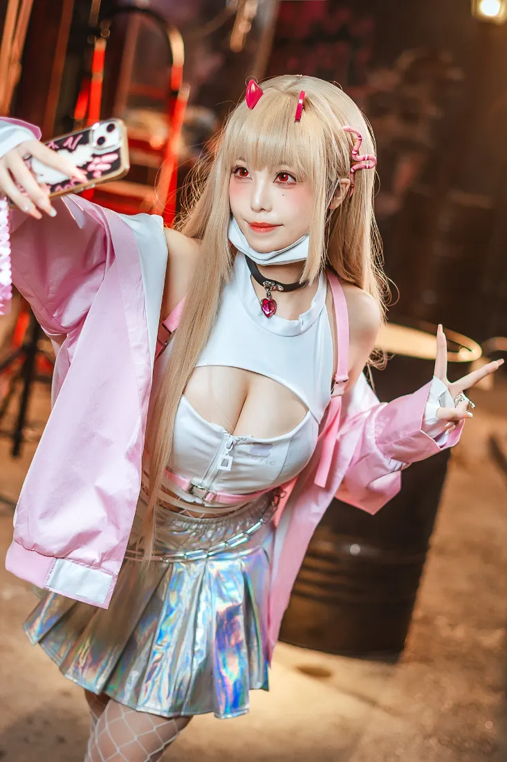 自拍美女cosplay手机壁纸｜粉色外套背景图 - 短裙网袜「哲风壁纸」