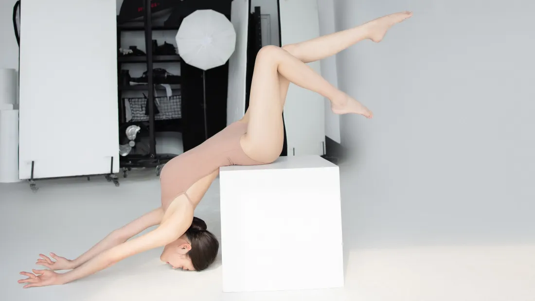 4k少女舞蹈壁纸｜室内练功房背景图片 - 柔韧姿态「哲风壁纸」