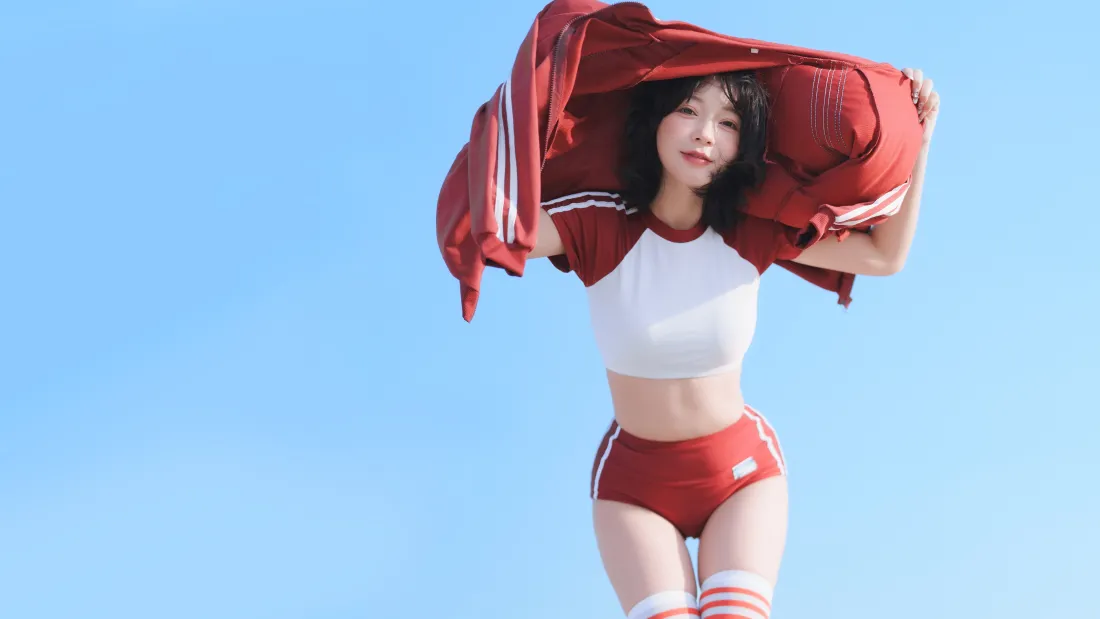 4k运动少女壁纸｜蓝天背景图片 - 可爱活力穿搭「哲风壁纸」