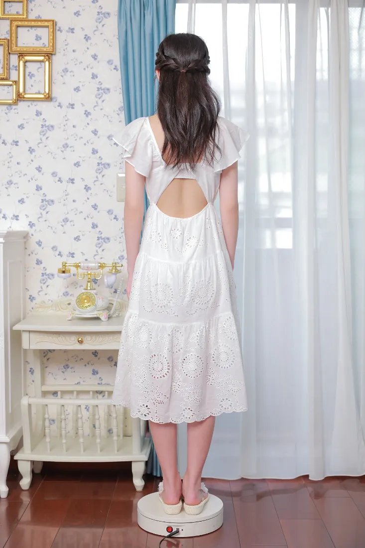 女生白色连衣裙手机壁纸｜居家背景图片 - 碎花墙「哲风壁纸」