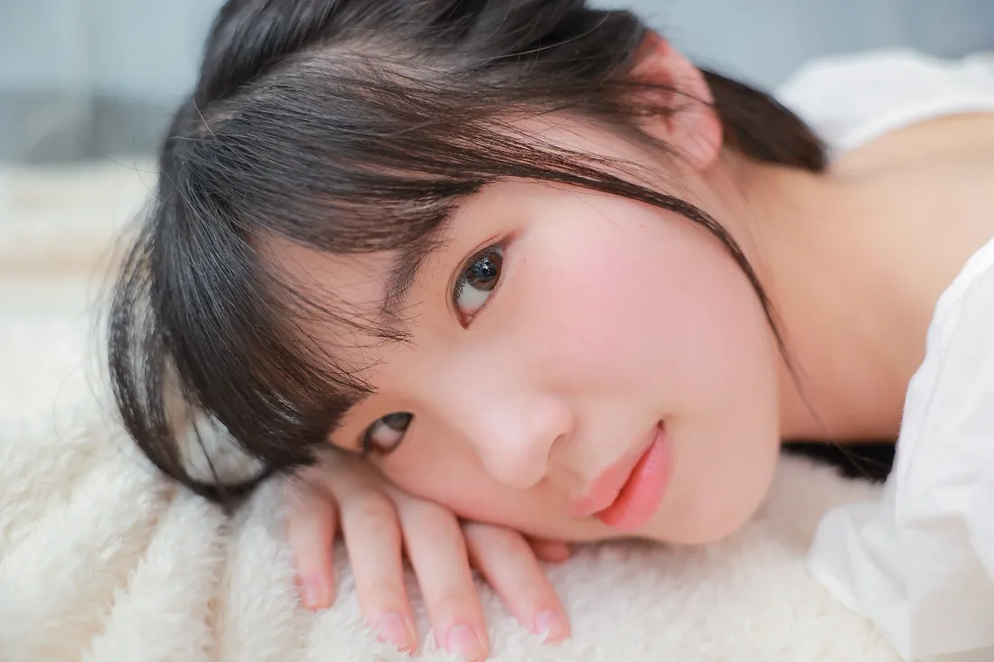 2k居家美女壁纸｜白色背景图片 - 柔和舒适「哲风壁纸」