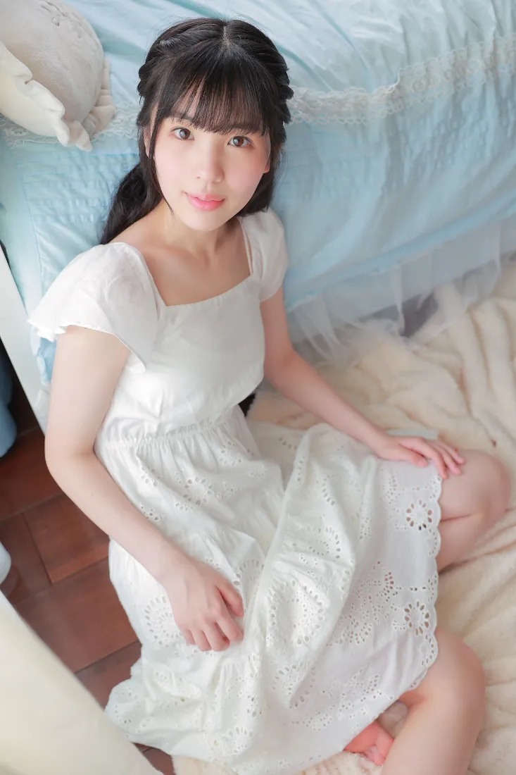 白衣女孩手机壁纸｜居家背景图片 - 白色连衣裙「哲风壁纸」