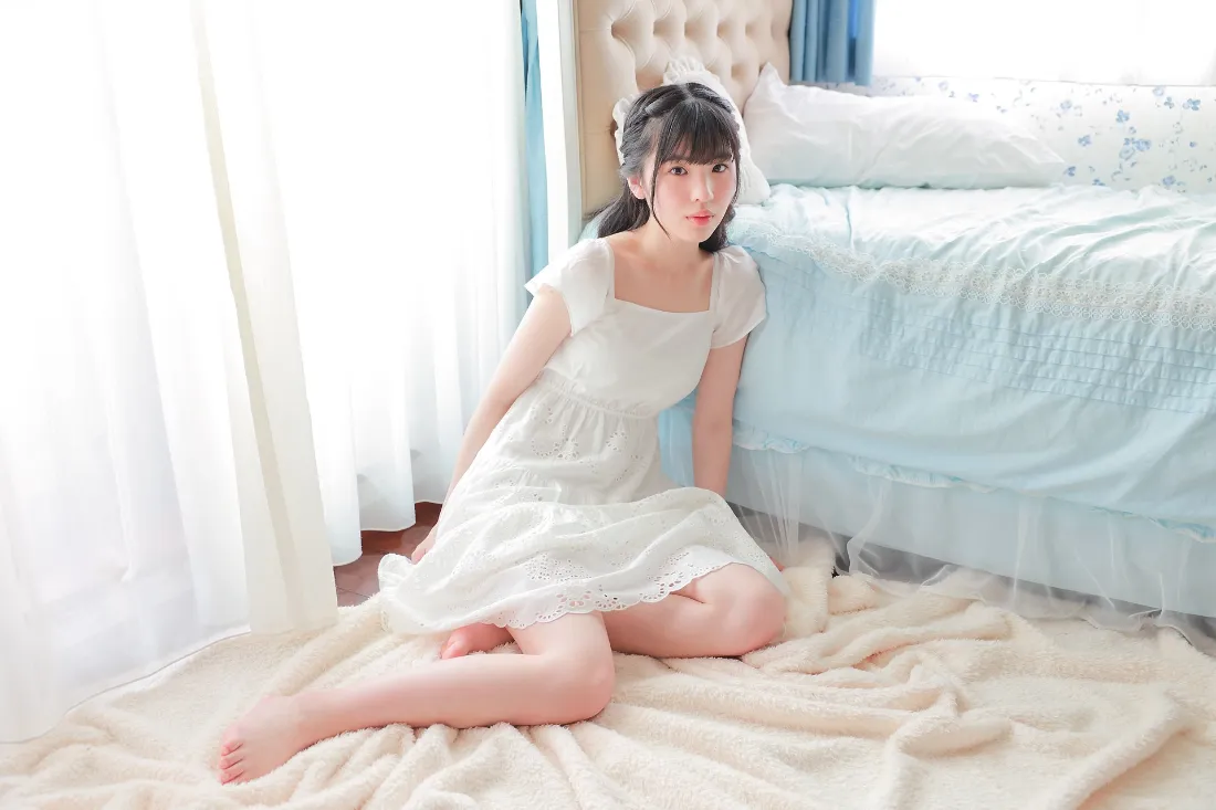 2k女孩白色连衣裙壁纸｜居家卧室背景 - 温馨毛绒地毯「哲风壁纸」