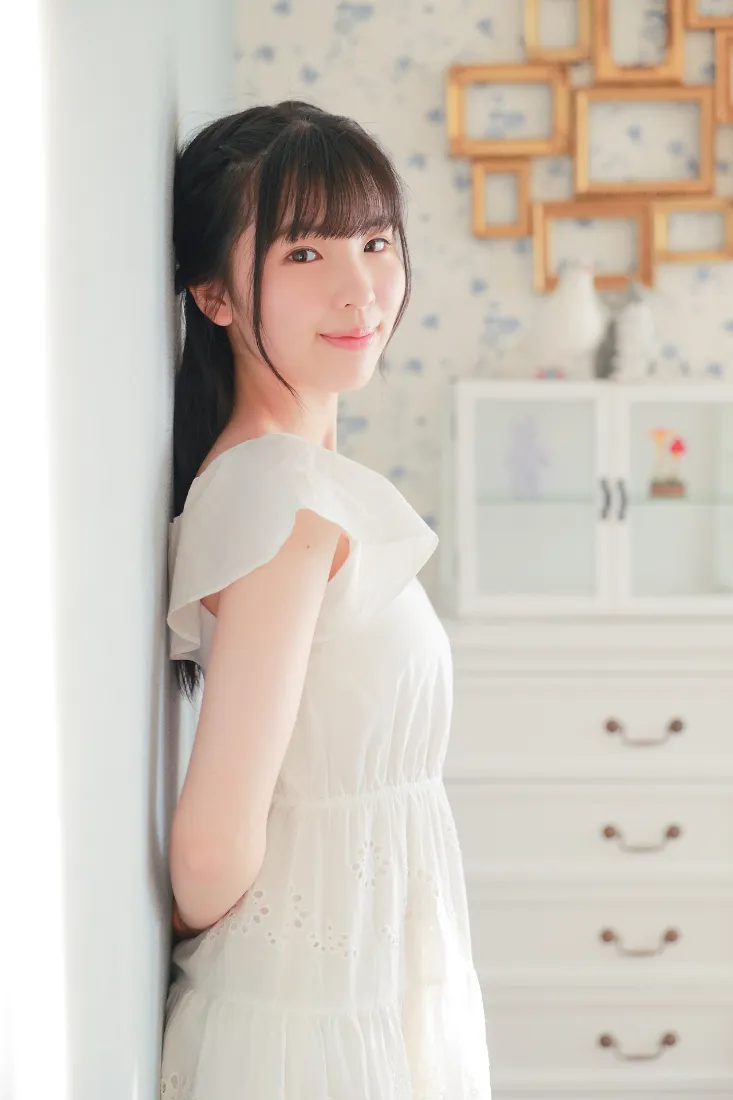 白衣女孩手机壁纸｜居家背景图片 - 白色「哲风壁纸」