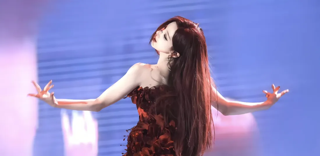 5k宋雨琦壁纸｜蓝色舞台背景 - 红裙演唱会造型「哲风壁纸」