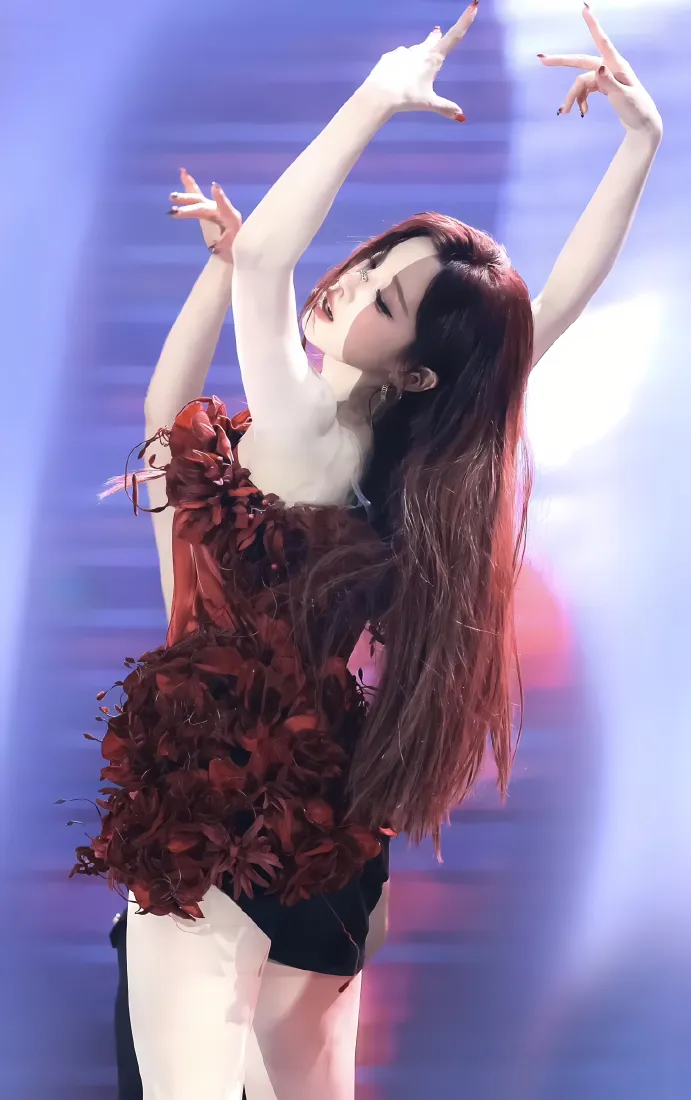 宋雨琦手机壁纸｜舞台背景图片 - 演唱会造型「哲风壁纸」