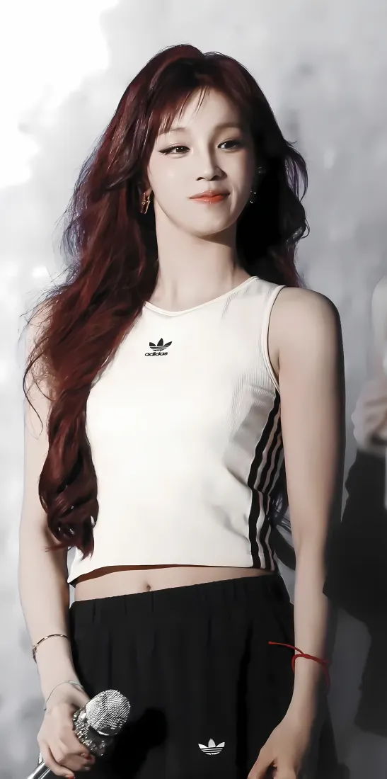 宋雨琦手机壁纸｜演唱会背景图片 - 红发运动装造型「哲风壁纸」