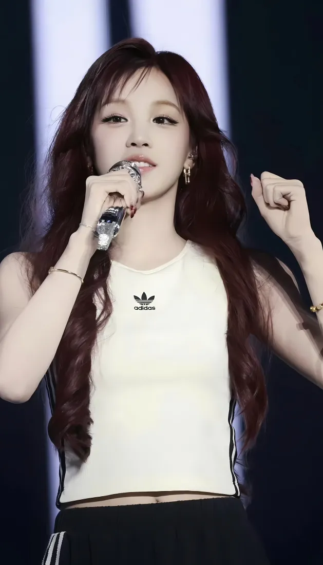 宋雨琦手机壁纸｜舞台背景图片 - 演唱会造型「哲风壁纸」