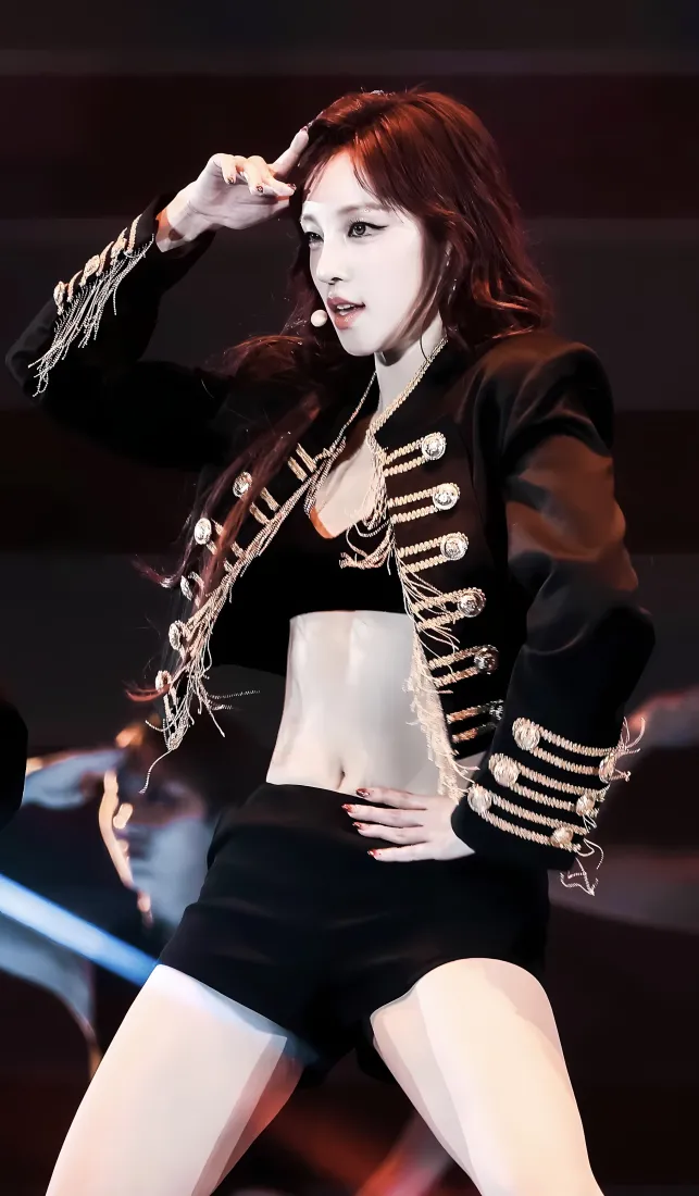 宋雨琦手机壁纸｜舞台背景图 - 演唱会造型「哲风壁纸」