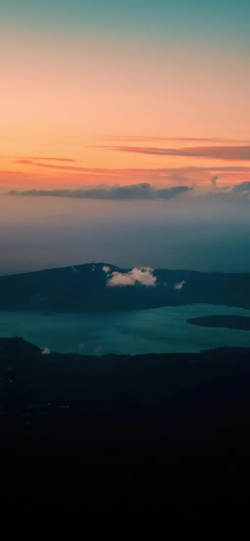 自然风景手机壁纸｜晚霞湖水背景 - 山丘黄昏「哲风壁纸」