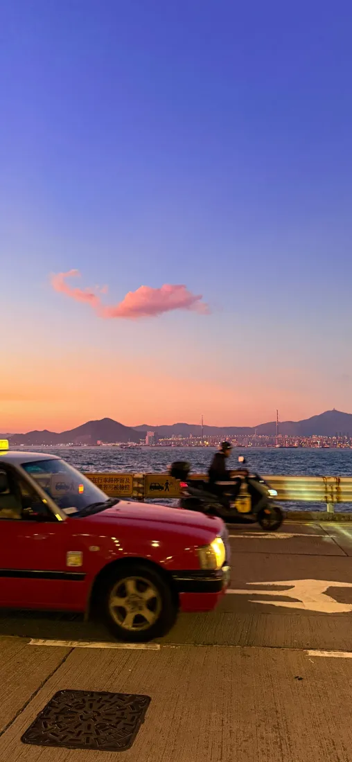 晚霞道路手机壁纸｜海景远山背景图片 - 红色汽车摩托车「哲风壁纸」