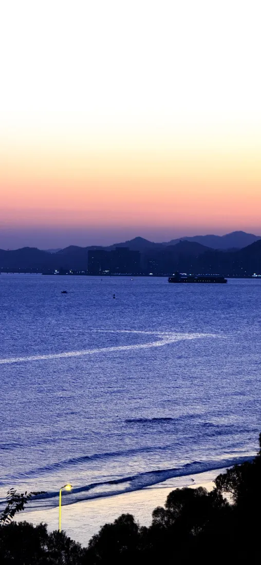 海边晚霞手机壁纸｜黄昏背景图片 - 海面远山船只「哲风壁纸」