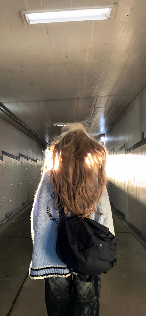 美女背影手机壁纸｜隧道背景图 - 迎光长发「哲风壁纸」