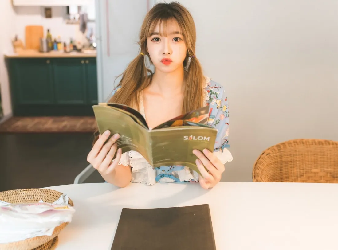 2k居家女孩壁纸｜阳光早晨背景图片 - 厨房看书碎花裙「哲风壁纸」