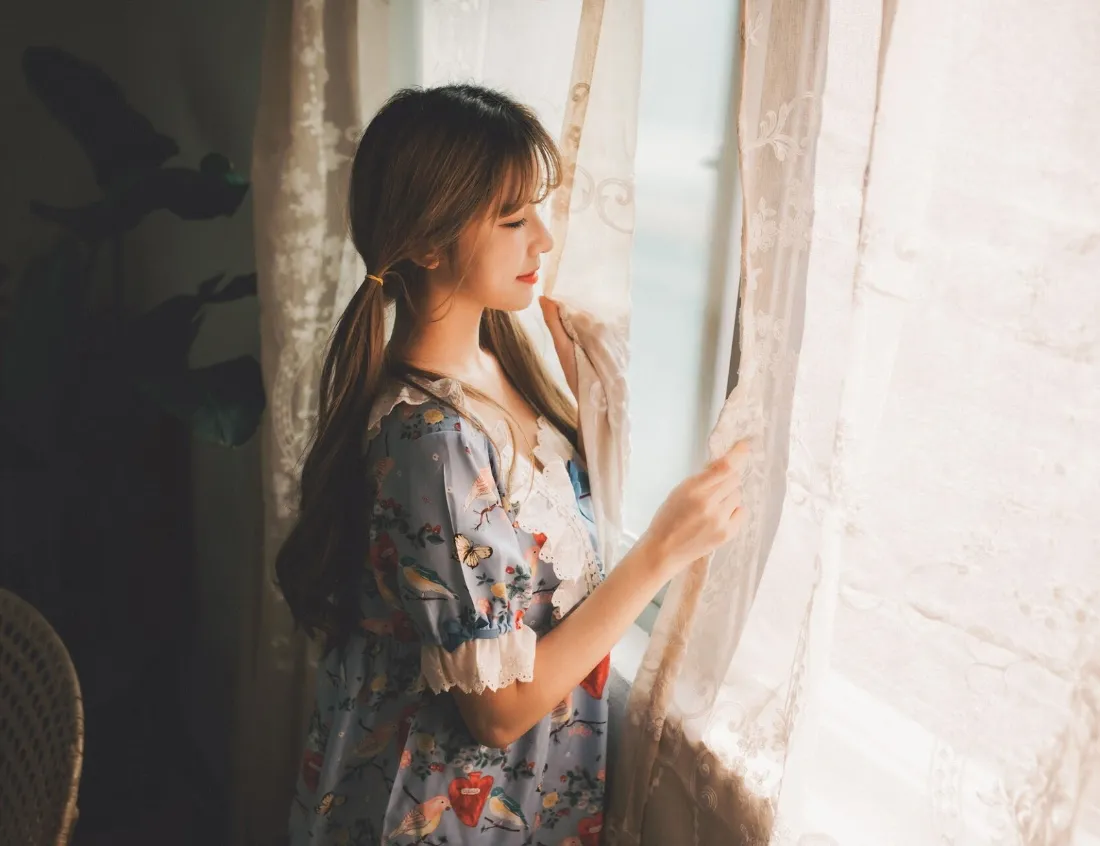 2k碎花裙女孩壁纸｜居家背景图片 - 阳光的早晨「哲风壁纸」