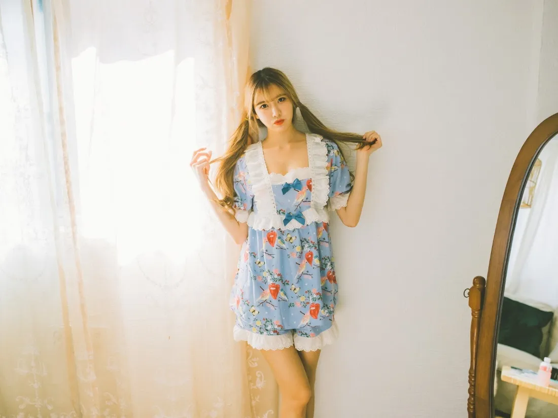 2k长发女孩壁纸｜居家背景图片 - 阳光早晨碎花裙「哲风壁纸」
