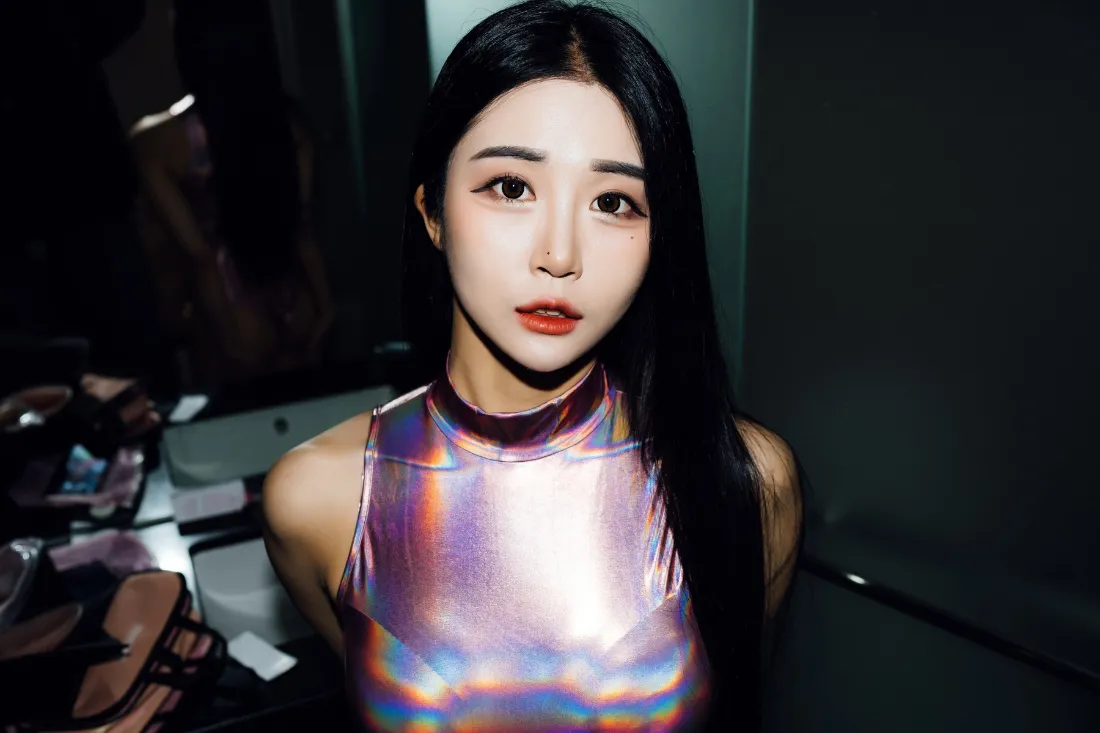 2k长发美女镭射上衣壁纸｜暗色室内背景 - 夜色黑天「哲风壁纸」