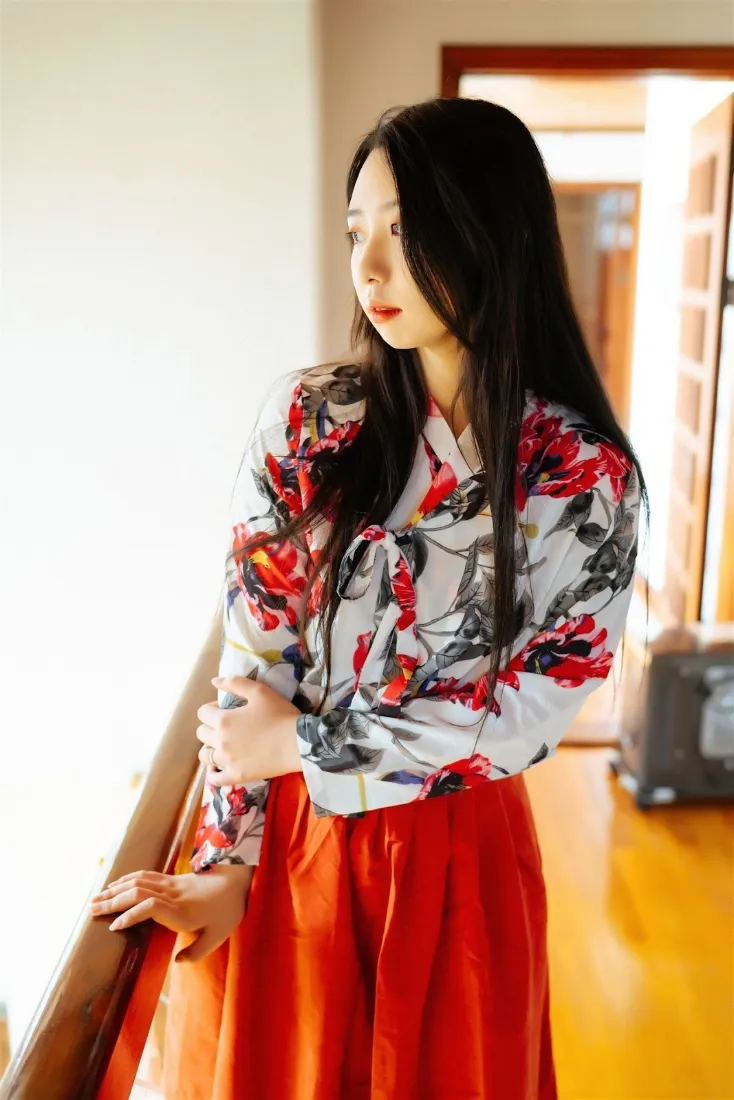 女性居家手机壁纸｜阳光背景图片 - 花衬衫红裙日常「哲风壁纸」